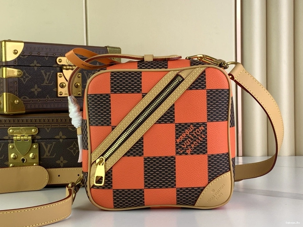 Chess VUITTON Messenger-24*24*8CM LOUIS 0418